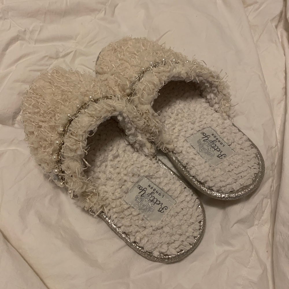 PRETTY YOU LONDON White FAUX FUR BRIDAL JEWELED SLIPPERS SIZE Large 8-9